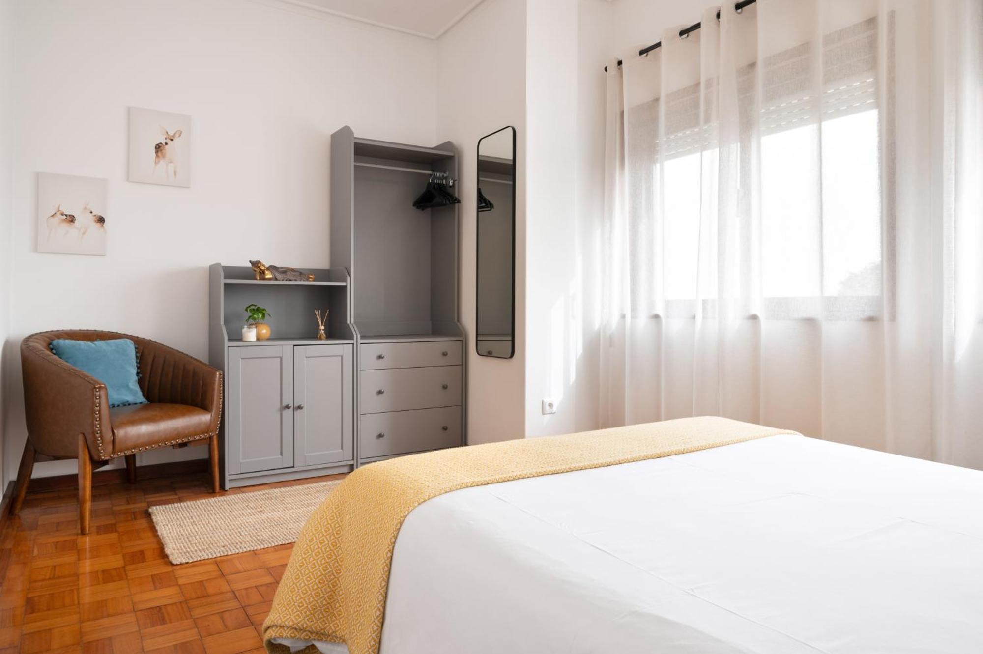! Luminous 2br Floor ! Praca Da Republica *
